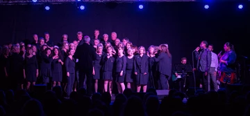 Prosjektkoret The YMCA Oslo Community Choir synger udrag fra Rønningen-musikalen Song of Freedom
