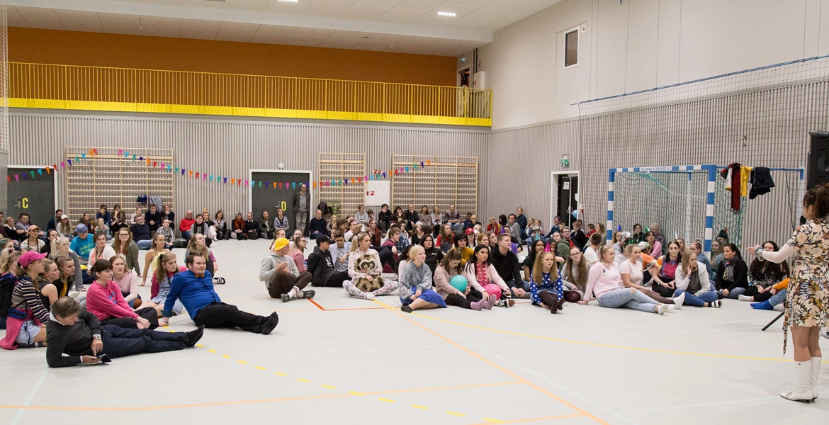 Elever og foreldre på foreldrehelg i idrettshallen på Rønningen folkehøgskole i Oslo