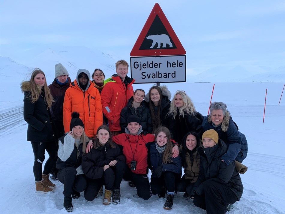 Vi så ingen isbjørn da vi var på Svalbard, bare dette skiltet. Isbjørnen er truet av klimaendringene som smelter havisen som den trenger for å jakte.
